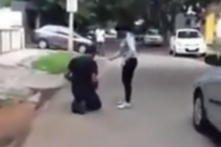 Thán phục cô gái bắt kẻ sàm sỡ quỳ gối xin lỗi giữa đường