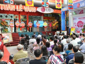 Nhận quà 7.500 lẩu điện, ấm siêu tốc trong "Tuần lễ vàng"