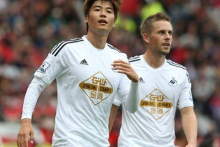 MU 1-2 Swansea: Rooney ghi bàn, MU vẫn chết chìm ở Old Traford