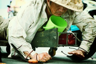 Bằng Kiều nhập vai ăn xin bò lê trên phố