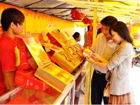 Mạnh tay chi tiền mua bánh Trung thu biếu, tặng