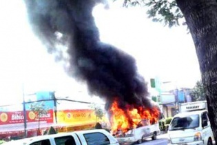 Ôtô cháy ngùn ngụt, tài xế bồng khách tháo chạy