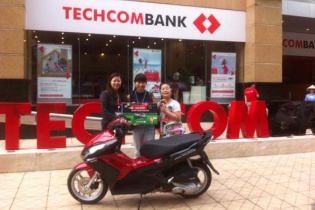 Techcombank trao 2 xe Honda AirBlade cho khách hàng may mắn