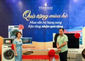 Khách hàng nhận quà mua nhà Vinhomes