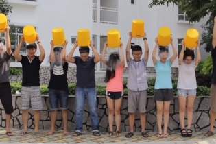 Trào lưu hot "Thử thách dội nước đá" đã lan tới Việt Nam