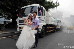 Dùng xe chở nước để rước dâu chú rể bị "ném đá"
