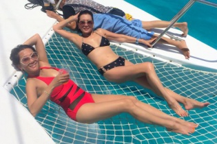 Mẹ Cao Kỳ Duyên 73 tuổi khoe body "nuột" ngang con gái