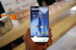 Sharp ra smartphone viền màn hình siêu mỏng