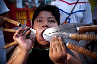 Thót tim với ảnh những tín đồ xỏ khuyên quái đản