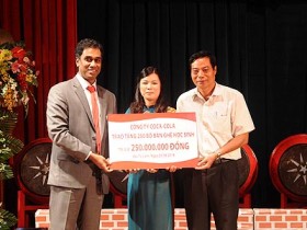 Coca-Cola trao tặng bàn ghế cho học sinh Hà Nội