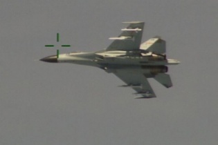 Su-27 của Trung Quốc nhào lộn trước mũi máy bay Mỹ
