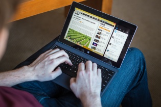 Microsoft hạ giá Surface 2