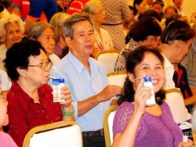 Vinamilk đồng hành với khách hàng cao tuổi miền Nam