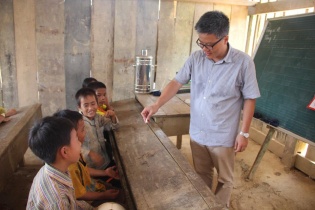 Xúc động hình ảnh GS Ngô Bảo Châu dạy học cho trẻ em nghèo