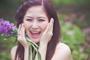 Hương Tràm đổ lỗi vụ mặc váy xuyên thấu do tư duy "chưa lớn"