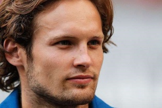 Blind chính thức đến M.U, De Jong trên đường tới Old Trafford