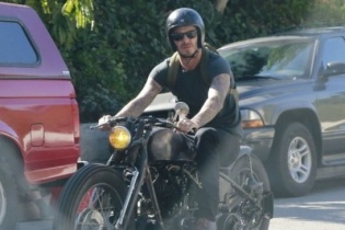 Beckham gặp nạn với siêu môtô khi tránh những tay săn ảnh
