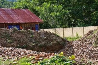 Nghệ An: Hiệu trưởng để "vàng tặc" xới tung sân trường tìm vàng