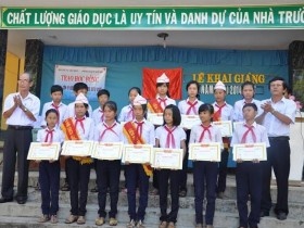 Báo Đầu tư trao học bổng cho học sinh giỏi Quảng Nam