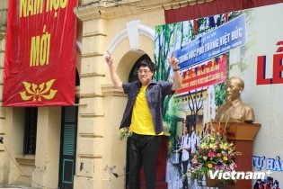 Phấn khích màn nhảy hiphop và beatbox của thầy hiệu trưởng trong lễ khai giảng