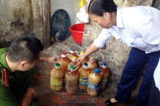 Đột nhập lò trưng cất hơn 1 tấn mỡ bẩn