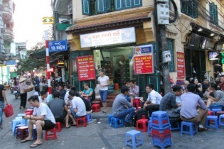 Tranh cãi nảy lửa vì quy định cấm bán bia ở vỉa hè