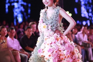 Mãn nhãn với váy 300 triệu của Hoàng Thùy Linh ở Đẹp Fashion Runway
