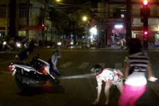 Hai thiếu nữ Cần Thơ "lớ ngớ" đi cướp mà không kịp nổ máy xe