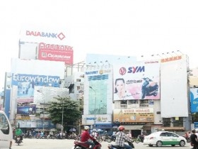 Xử hàng nghìn biển quảng cáo 100% tiếng nước ngoài