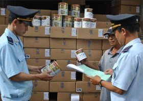 4.000 hộp sữa bột trong lô nhựa phế liệu nhập khẩu