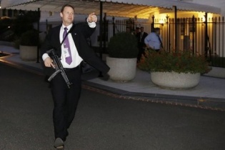 Bắt giữ kẻ đột nhập Nhà Trắng có mang dao