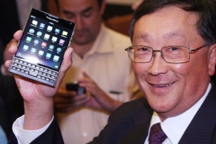 Smartphone "độc và lạ" BlackBerry Passport chốt giá 599 USD