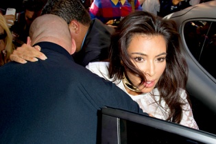 "Người đẹp siêu vòng ba" Kim Kardashian bị tấn công bất ngờ
