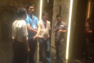 Thang máy Lotte Center rơi tự do từ tầng 63 xuống tầng 35, khách bị "giam" gần 1 giờ