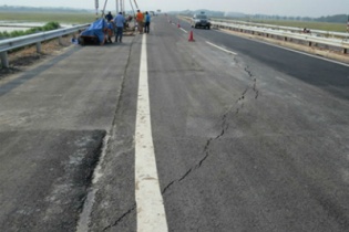 Bộ trưởng Thăng báo cáo Thủ tướng về vết nứt mặt đường Nội Bài - Lào Cai