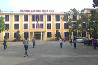 ĐH Khoa học Huế: Cô giáo chạy ngã gãy chân vì sợ bị đâm vật nhọn