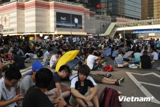 Trưởng Đặc khu Hong Kong kêu gọi người biểu tình giải tán hòa bình