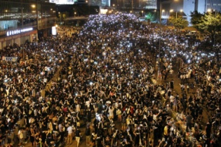 Hong Kong: Biểu tình bằng ca hát, bật sáng điện thoại