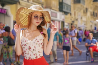 Hoa hậu Jennifer Chung xinh đẹp, quyến rũ dạo phố ở Malta