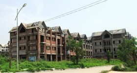 Tiền ngân hàng "chôn sâu" dưới vườn Thạch Thất, đất Đông Anh