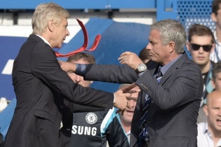 Wenger không hối hận vì đã đẩy Mourinho ngay trên sân