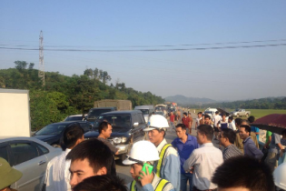 Dân chặn xe trên cao tốc Nội Bài - Lào Cai khiến giao thông "tê liệt"