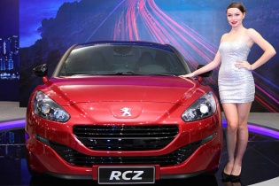 Ngắm dàn chân dài "tây" tại lễ ra mắt 4 mẫu Peugeot