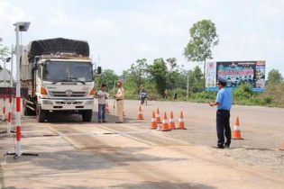 Bị phát hiện nhận hối lộ, thanh tra giao thông nhảy lầu tự tử
