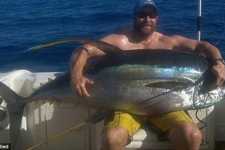 Ngư dân câu được cá ngừ vây vàng khổng lồ nặng 85kg