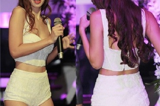 Nhìn lại những bộ cánh khiến người khác đỏ mặt của Hà Anh