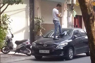 Nam thanh niên dẫm lên kính, dán băng dính "cảnh cáo" ôtô đỗ chặn cửa
