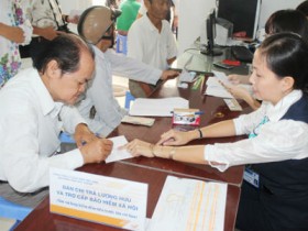 Không nên hoãn tăng lương mà nên giảm biên chế