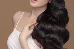 Xôn xao về bức ảnh "photoshop quá đà" của Ngọc Trinh