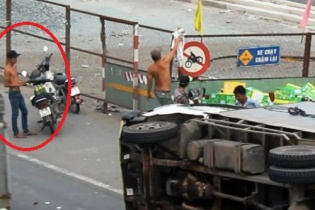 Lật xe chở nước ngọt tại TP.HCM: Giang hồ "hôi của" trước mặt CSGT, dân phòng?